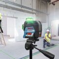 Trabalhadores da construção civil usando o nivelador a laser Bosch